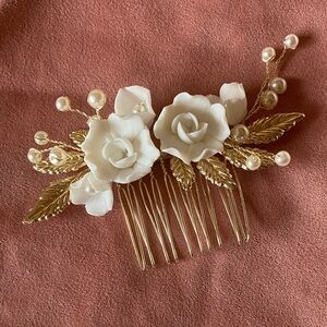 NWOT Gold and White Floral Hair Comb Bridal porcelain flowers pearls bridal